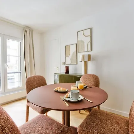 Appartement Design Face Au Musee Grevin *