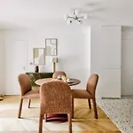 Appartement Design Face Au Musee Grevin *