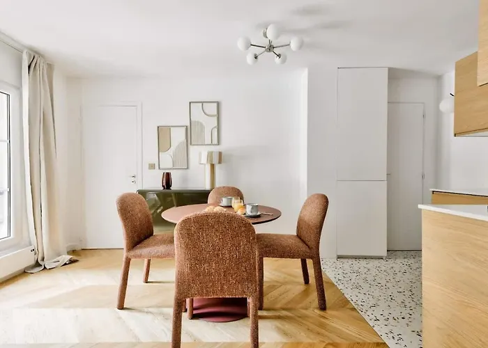 Appartement Design Face Au Musee Grevin *